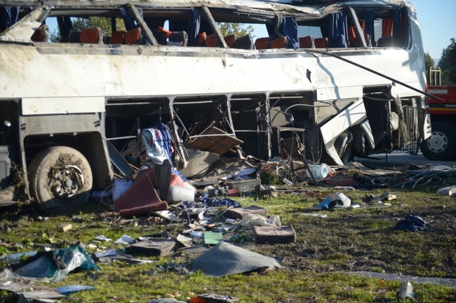 Eskişehir'de servis otobüsü devrildi: 2 işçi hayatını kaybetti